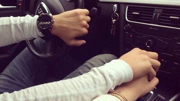 పార్క్ పక్కన మిట్ట మద్యాహ్నం కారులో అమ్మానాన్న ఆట, ఎస్ఐ చూశాడని లవర్స్?