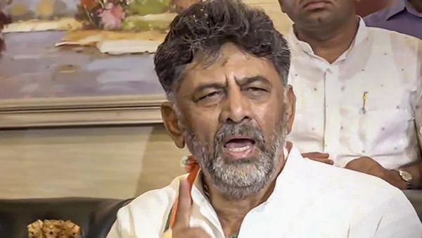 డీకే శివకుమార్ కు షాక్ ఇచ్చిన హైకోర్టు, పిటిషన్ విచారణ పై బెంచ్ కు బదిలి, డీసీఎం ?