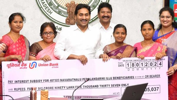 మహిళా లబ్దిదారుల ఖాతాల్లో సీఎం జగన్ నిధుల జమ...!!