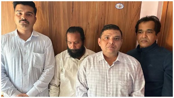 సూర్య సినిమా లైవ్ లో చూసిన జ్యూవెలరీ షోరూమ్ ఉద్యోగులు, డీవీఆర్ తెచ్చిన తంటా !