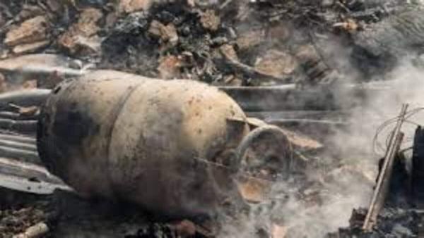 హోటల్ లో మంటలు, అదే సమయంలో గ్యాస్ సిలిండర్ పేలిపోయింది, ఏం జరిగిందంటే ?