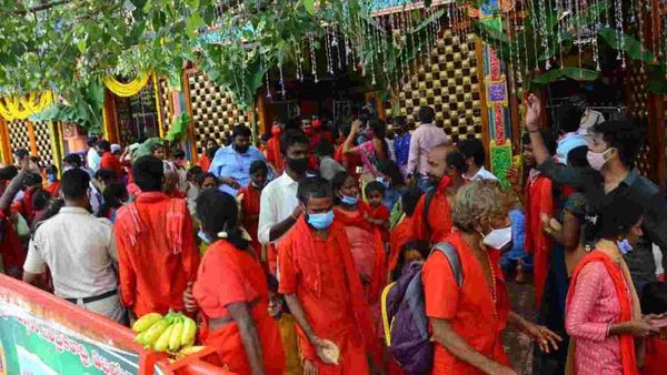 బెజవాడ దుర్గమ్మ చెంతకు పోటెత్తిన భవానీలు.. నేటి నుండే భవానీ దీక్షల విరమణ!!