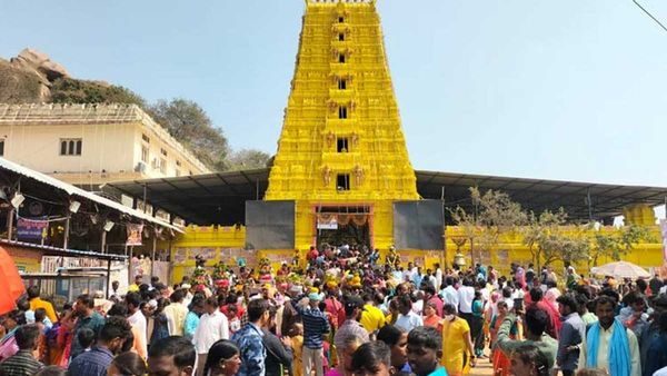 New Year: కొమురవెల్లి మల్లన్న ఆలయంలో భక్తుల రద్దీ..