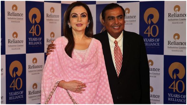ముఖేష్ అంబానీ భార్య నీతా అంబానీ ఫోన్ ధర ఎంతో తెలుసా?