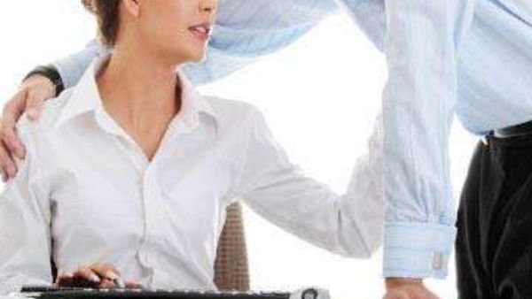 ఉద్యోగాల కోసం ఐటీ హబ్ లో ఎంట్రీ ఇచ్చిన ఆంటీలు ఏం చేస్తున్నారంటే ?, టెక్కీతో !