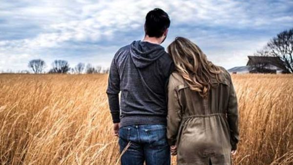 పంక్షన్ కు వెళ్లిన బావ, మరదలు బాయ్ ఫ్రెండ్ కనపడ్డాడు, తొడలో పొడిచి అసలు లేకుండా చేశాడు !