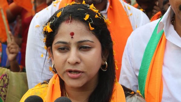 ఆడవాళ్ళ గురించి తక్కువ మాట్లాడితే దవడ పగిలిపోతుంది: సాదినేని యామిని!!