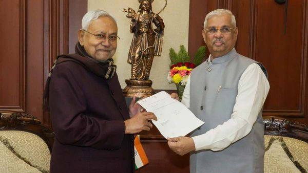 సీఎం నితీష్ కుమార్ రాజీనామా: మహా కూటమి చెల్లాచెదురు