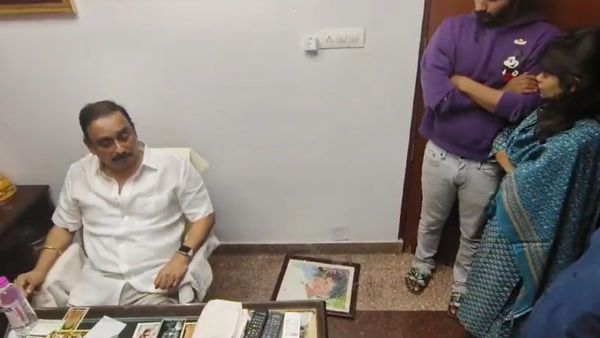 చంద్రబాబు ఫొటోను బండకేసి కొట్టిన రాయపాటి రంగారావు: టీడీపీకి గుడ్‌బై, లోకేష్‌కు 150 కోట్లు