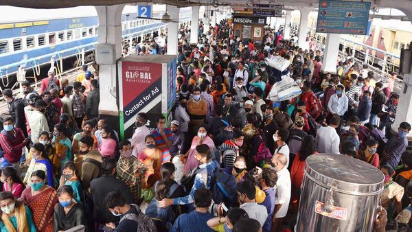 Hyderabad: పల్లె బాట పట్టిన పట్నం.. రద్దీగా బస్టాండ్లు, రైల్వే స్టేషన్లు..