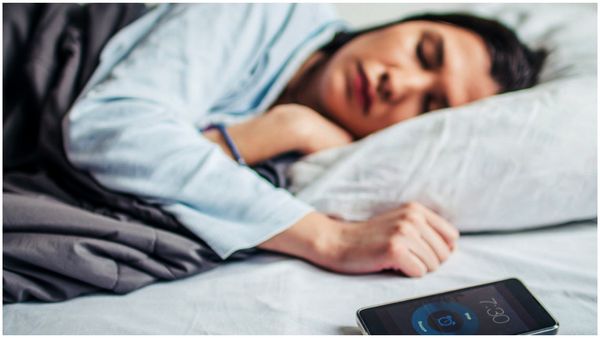 Health Risks:మొబైల్ ఫోన్లు పక్కనే పెట్టుకుని నిద్రిస్తున్నారా..తస్మాత్ జాగ్రత్త..!