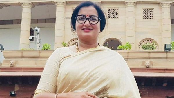 ప్లాన్ మొత్తం రివర్స్, ఆయమ్మ కాకపోతే ఈయమ్మ అన్నట్లు ఉంది, సుమలతకు ఆ పార్టీ టిక్కెట్ ఆఫర్?