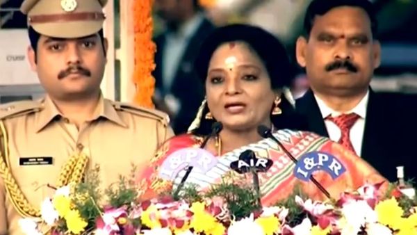 నిప్పులు చెరిగిన తెలంగాణ గవర్నర్: రిపబ్లిక్ డే ప్రసంగంలో సంచలనం