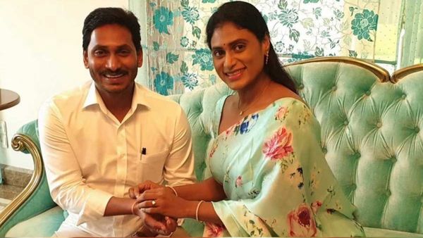 జగన్ ఇంటికి షర్మిల: కుమారుడి పెళ్లికి ఆహ్వానం, అన్నా వదినలతో అరగంటపాటు మాటామంతి