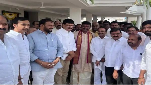 కాంగ్రెస్ నేతలతో ఈటల రాజేందర్ ఫొటో: పార్టీ మార్పుపై క్లారిటీ