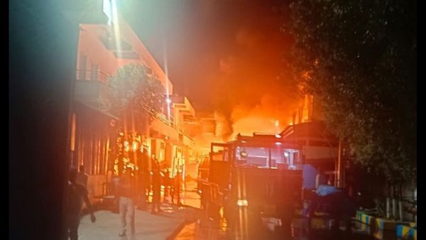 రియాక్టర్ పేలుడుతో రెండు పరిశ్రమల్లో భారీ అగ్ని ప్రమాదం: నలుగురు కార్మికులకు గాయాలు