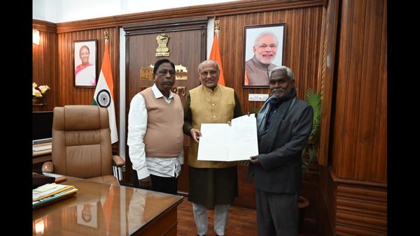 నేడే జార్ఖండ్ సీఎంగా చంపై సోరెన్ ప్రమాణం: హైదరాబాద్‌కు జేఎంఎం, కాంగ్రెస్ ఎమ్మెల్యేలు