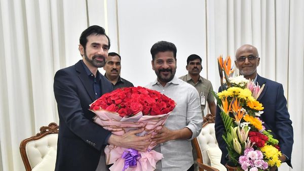 రేవంత్ రెడ్డిని కలిసిన సింగపూర్ ప్రతినిధులు: మూసీ రివర్ ఫ్రంట్‌పై ఆసక్తి