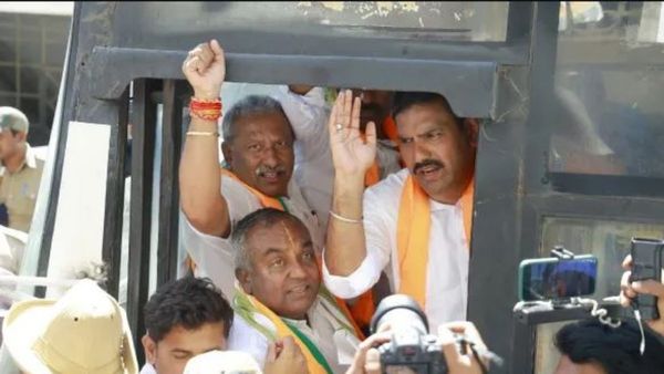 ఖజానా ఖాళీ చేసి ఢిల్లీలో సీఎం డ్రామాలు, న్యాయం చేసిన మోదీ, అన్యాయం చేసింది !