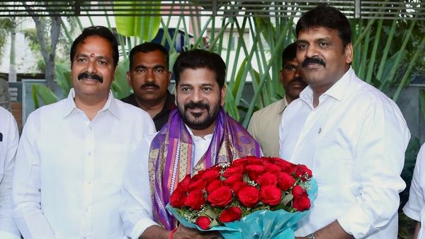 రేవంత్ రెడ్డిని కలిసిన మాజీ మేయర్ బొంతు రామ్మోహన్: బీఆర్ఎస్‌కు షాకిస్తారా?