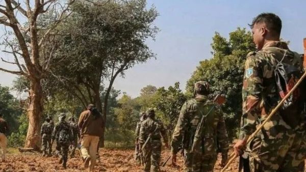 దారుణం: సీఏఎఫ్ కమాండర్‌ను గొడ్డలితో నరికి చంపిన మావోయిస్టులు