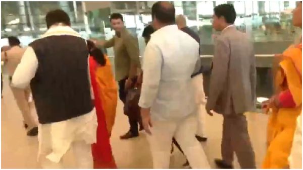 క్లైమాక్స్: హైదరాబాద్ నుంచి తరలి వెళ్లిన కాంగ్రెస్ ఎమ్మెల్యేలు