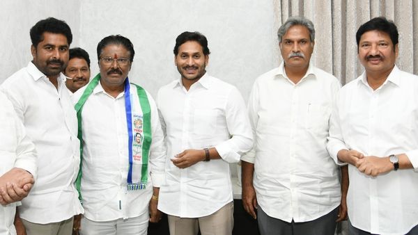 విజయవాడలో టీడీపీ ఖాళీ: వైసీపీలో చేరిన మరో సీనియర్