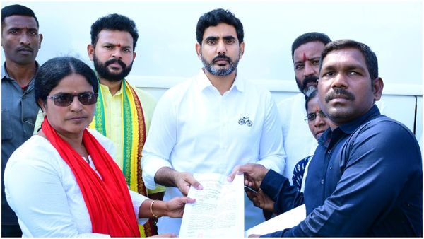 నారా లోకేష్‌కు వినతుల వెల్లువ: ఏడాదికో డీఎస్సీ