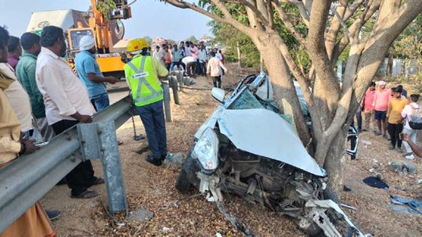 చెట్టును ఢీకొన్న కారు: ఎస్ఐ సహా ముగ్గురు మృతి, పెళ్లైన వారం రోజులకే వరుడు