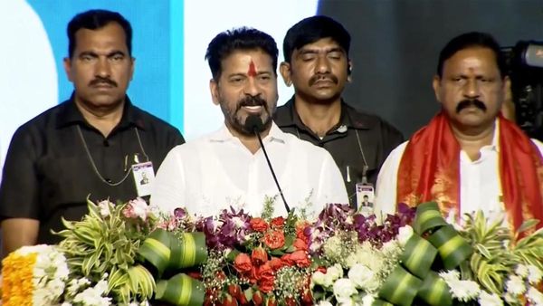 వారంలోనే రూ. 500కే గ్యాస్, ఉచిత విద్యుత్: తొలి ఎంపీ అభ్యర్థిని ప్రకటించిన రేవంత్