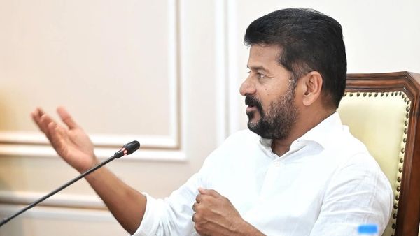 ఉద్యోగాలు పోగొట్టుకోవద్దు: అధికారులకు సీఎం రేవంత్ హెచ్చరిక, ఎందుకంటే?