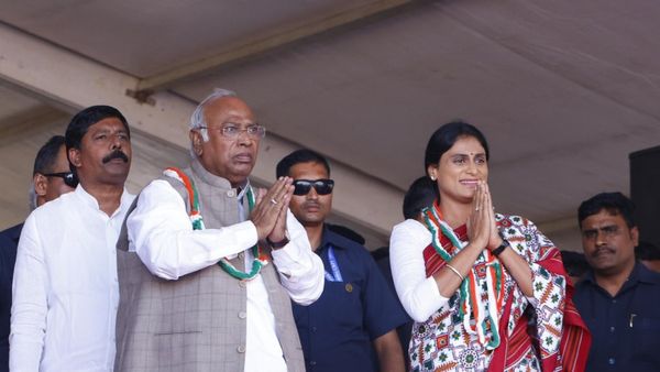 ఏపీ ఓటర్లకు కాంగ్రెస్ తొలి గ్యారెంటీ -ఇంటింటికీ నెలకు 5 వేలు- జగన్ పై షర్మిల ఫైర్..