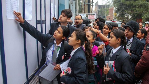 TS Inter Exams: ఆన్ లైన్ లో ఇంటర్ హాల్ టికెట్లు.. ఇలా డౌన్ లోడ్ చేసుకోండి..!