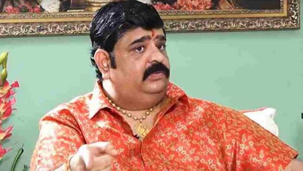 జ్యోతిష్యుడితో పూజలు చేయించిన అషురెడ్డి
