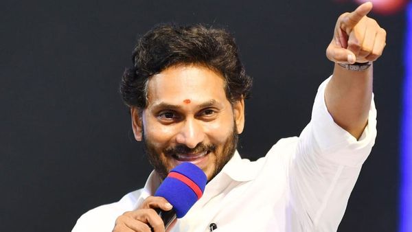 పార్టీ ముఖ్యులతో జగన్ భేటీ మారుతున్న లెక్కలు, కీలక నిర్ణయాలు..!!