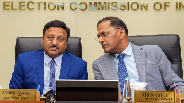 కేంద్ర ఎన్నికల కమిషనర్ రాజీనామాపై అనుమానాలు లేవనెత్తిన సీబీఐ మాజీ జేడీ