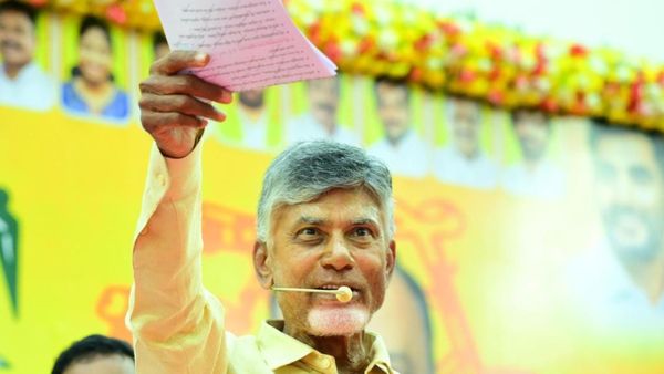 టీడీపీ అభ్యర్దుల్లో చంద్రబాబు కొత్త మార్పులు - ఎవరెక్కడ..!!