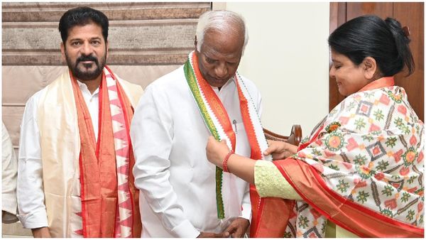 కాంగ్రెస్ కండువా కప్పుకొన్న కడియం శ్రీహరి: క్యూలో మరికొందరు బీఆర్ఎస్ సిట్టింగులు