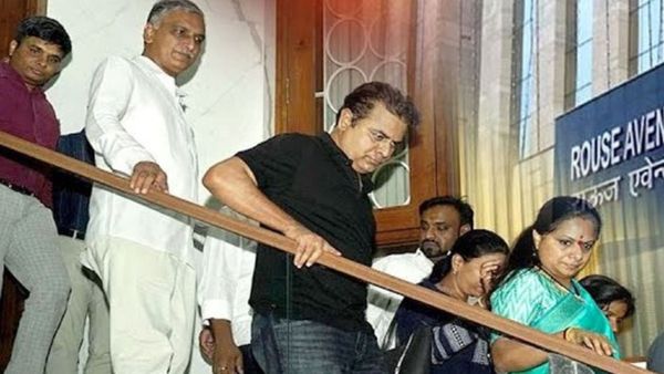 కవితపై ఈడీ ప్రశ్నల వర్షం: ఢిల్లీ వెళ్లి ఎమ్మెల్సీని కలిసిన కేటీఆర్, హరీశ్ రావు