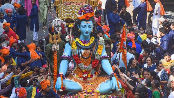 మహాశివరాత్రి 2024: ఈ పవిత్ర వస్తువులను సమర్పిస్తే శివయ్య కటాక్షం.. సంపద వర్షం!!