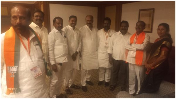 ఆరూరి రమేష్ కోసం రోడ్డెక్కిన బీఆర్ఎస్ , బీజేపీ నేతలు.. ఆరూరి చొక్కా చించి రచ్చ!!