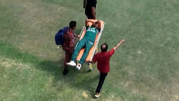 ఐపీఎల్ స్టార్ ప్లేయర్‌ను ఇలా స్ట్రెచర్‌పై మోసుకెళ్లారు..