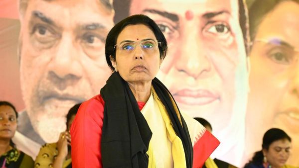 నారా భువనేశ్వరికి షాక్..నోటీసులు జారీ