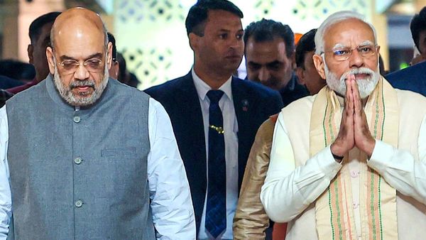 అమిత్ షా ఓ గూండా, రౌడీ, అయినా పక్కనే పెట్టుకున్న ప్రధాని మోదీ, సీఎం కొడుకు సంచలనం!