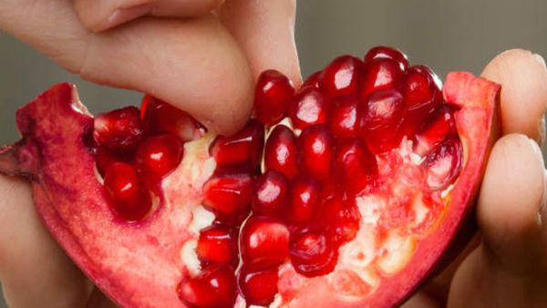 health tips: వీరు దానిమ్మపండ్లు అస్సలు తినకూడదు!!