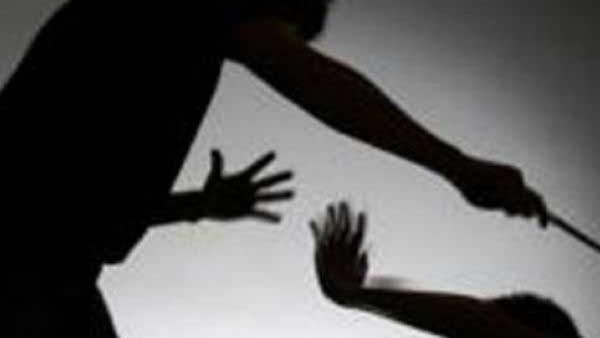 నమాజ్ టైమ్ లో హనుమాన్ పాటలు పెడుతావా ?, ఐటీ హబ్ మొబైల్ షాపులో ఏం జరిగింది ?