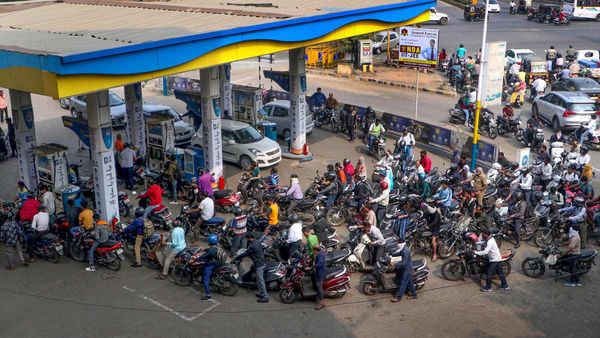 పెట్రోల్, డీజిల్ ధరల తగ్గింపు: నేటి నుంచే అమల్లోకి