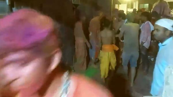 హోలీ వేళ.. ఉజ్జయిని మహాకాళేశ్వర ఆలయంలో భస్మహారతిలో మంటలు: 14మందికి గాయాలు!!