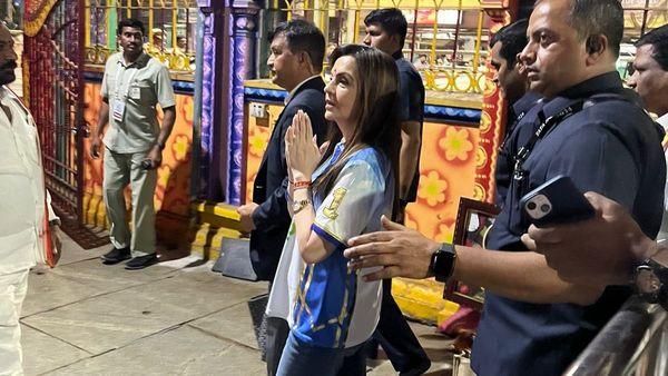 Nita ambani సెంటిమెంట్: బల్కంపేట ఎల్లమ్మను దర్శించుకుని.. ఆపై!!