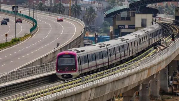 బెంగళూరు మెట్రో రైల్వే స్టేషన్ లో ఏం జరిగిందంటే ?, వీడియో బయట పెట్టిన మహిళ !